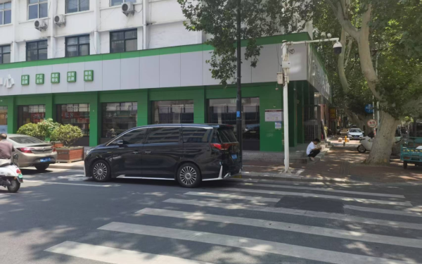 恩卓中盈 银行职员诈骗近亿元，她花6000余万打赏主播，曾让男主播连续8小时为其唱歌